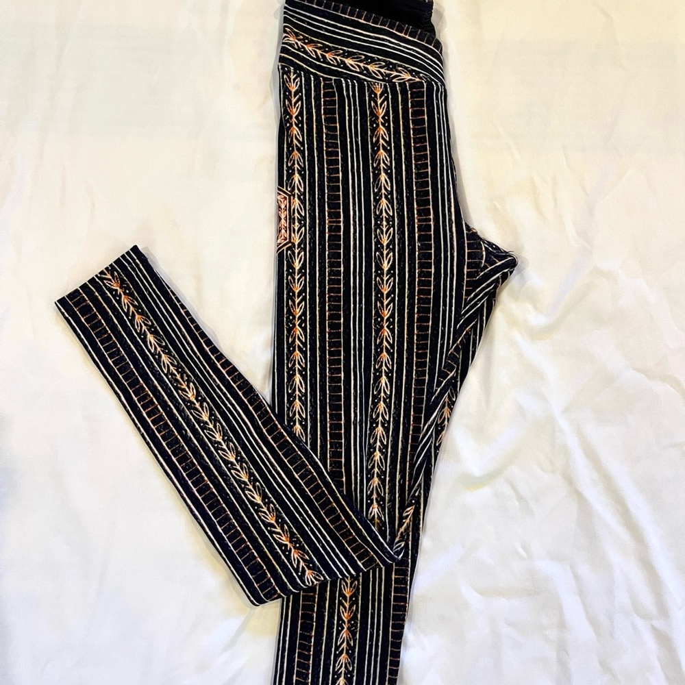 Wolven Threads Black and White Leggings